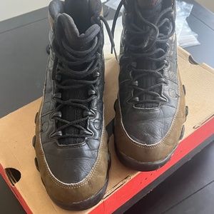 Jordan X size 10 olive and black